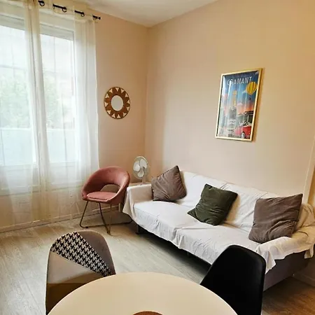 Lumineux Idealement Situe A Proximite Du Centre-ville, Parking Gratuit Dans Le Rue Apartment Épernay