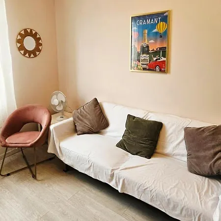 Lumineux Idealement Situe A Proximite Du Centre-ville, Parking Gratuit Dans Le Rue *