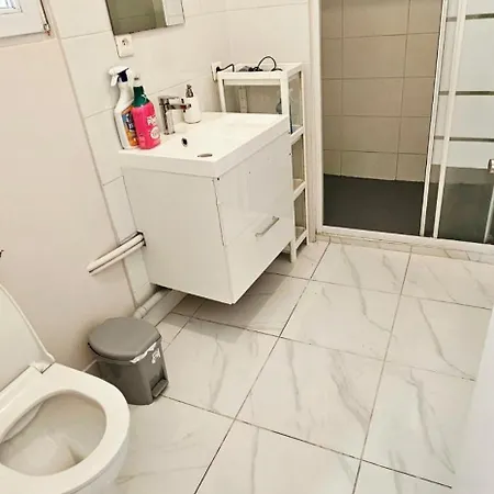 Lumineux Idealement Situe A Proximite Du Centre-ville, Parking Gratuit Dans Le Rue Apartman