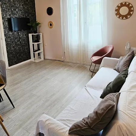 Lumineux Idealement Situe A Proximite Du Centre-ville, Parking Gratuit Dans Le Rue *