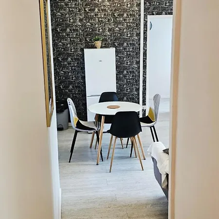 Apartment Lumineux Idealement Situe A Proximite Du Centre-ville, Parking Gratuit Dans Le Rue