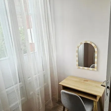 Lumineux Idealement Situe A Proximite Du Centre-ville, Parking Gratuit Dans Le Rue Apartment