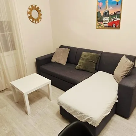 Apartment Lumineux Idealement Situe A Proximite Du Centre-ville, Parking Gratuit Dans Le Rue Épernay