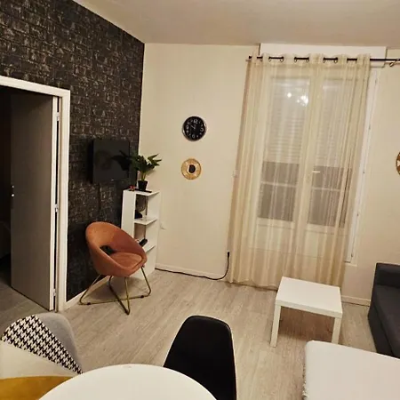 Lumineux Idealement Situe A Proximite Du Centre-ville, Parking Gratuit Dans Le Rue Apartment