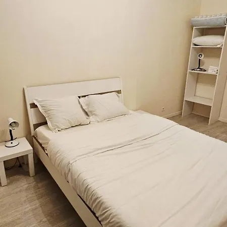 Apartment Lumineux Idealement Situe A Proximite Du Centre-ville, Parking Gratuit Dans Le Rue Épernay