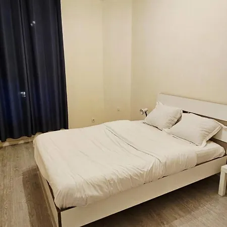 Lumineux Idealement Situe A Proximite Du Centre-ville, Parking Gratuit Dans Le Rue Apartment