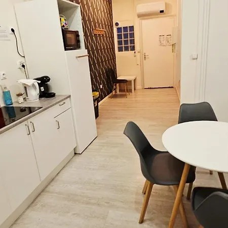 Lumineux Idealement Situe A Proximite Du Centre-ville, Parking Gratuit Dans Le Rue Apartment