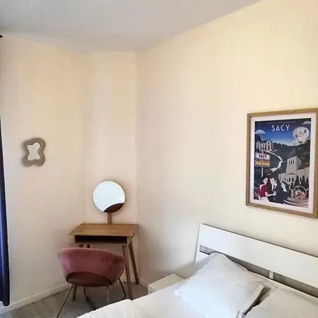 Appartement Lumineux Idéalement Situé à Proximité Du Centre-ville, Parking Gratuit Dans Le Rue Épernay